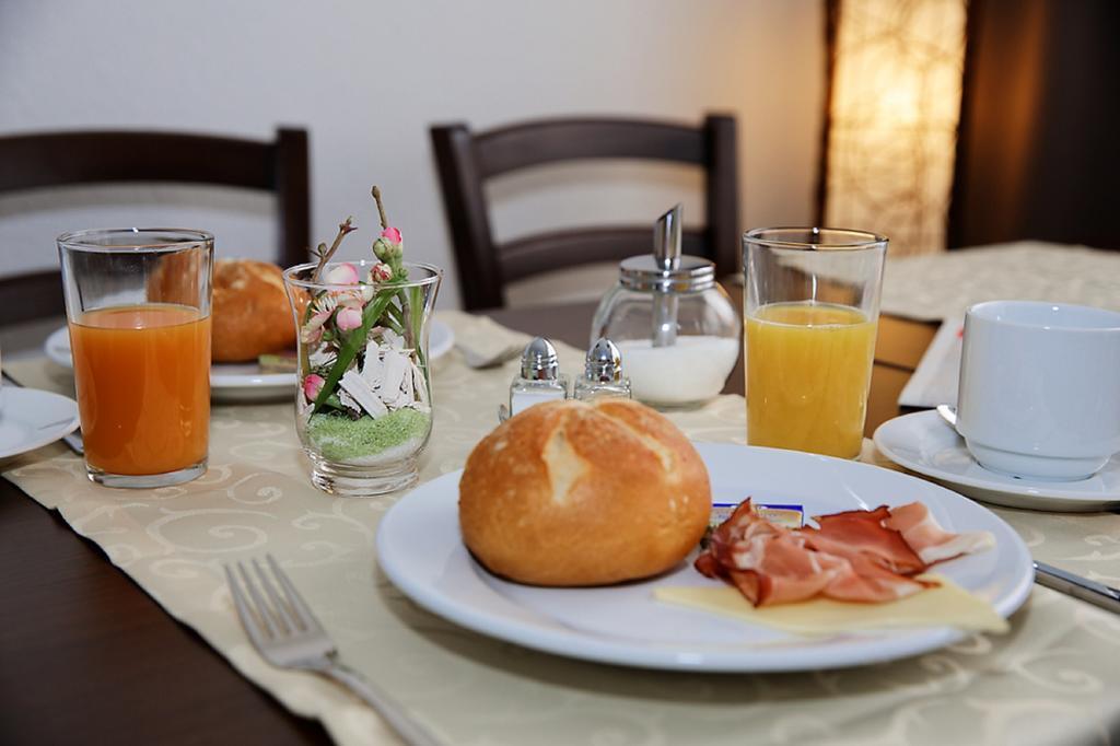 Hotel Huettl - Garni Worms Kültér fotó